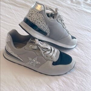 Vintage Havana Gray and Silver Sneakers. Size 7. Great used condition.